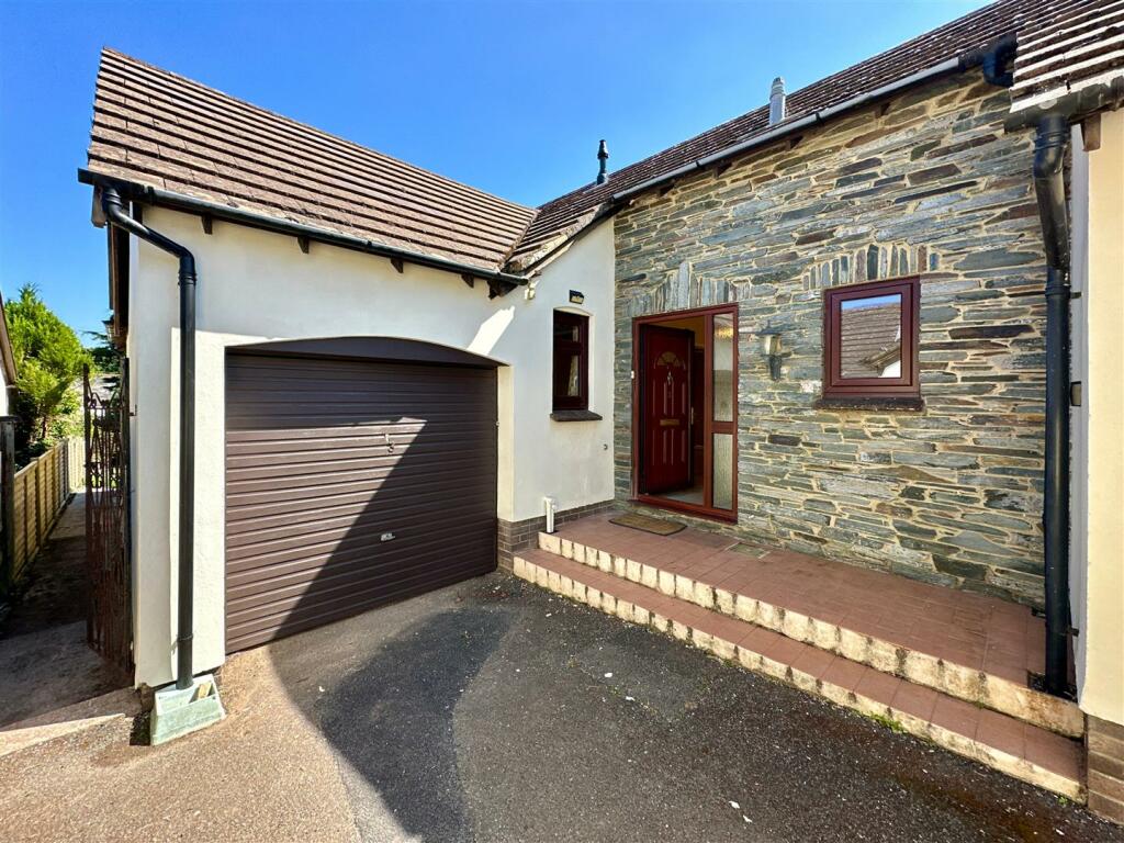 Garage &amp; Entrance.JPG