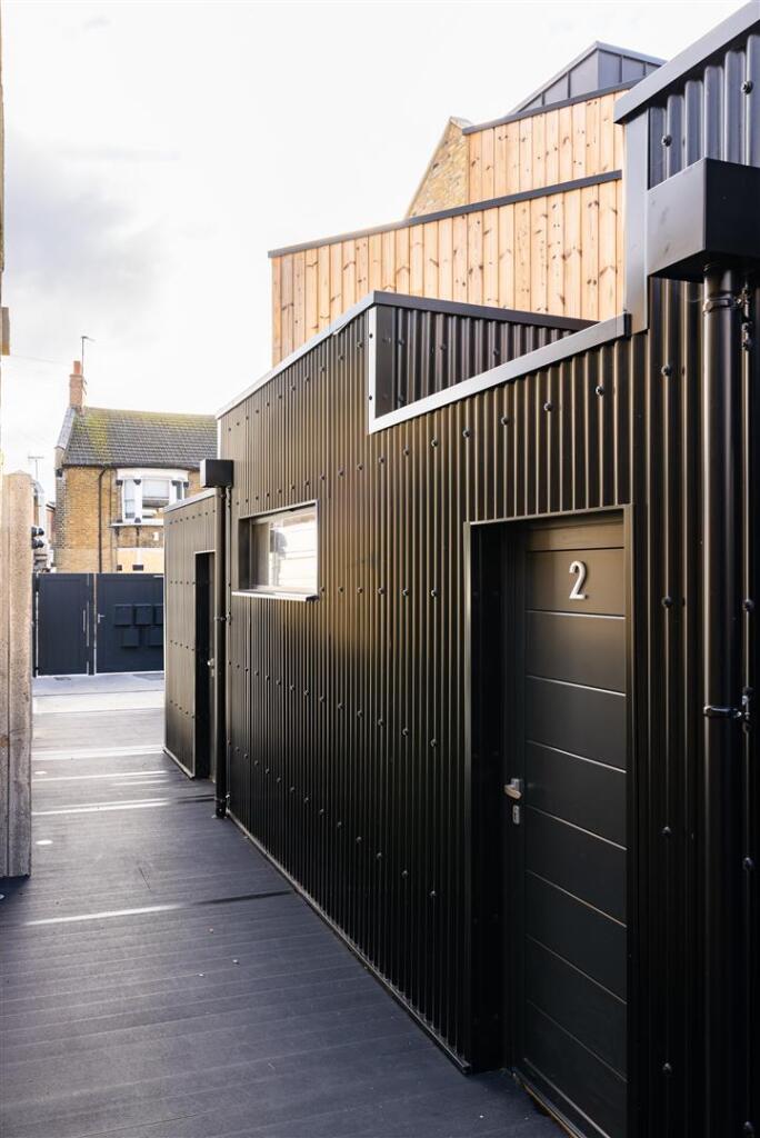 Coach Yard E10