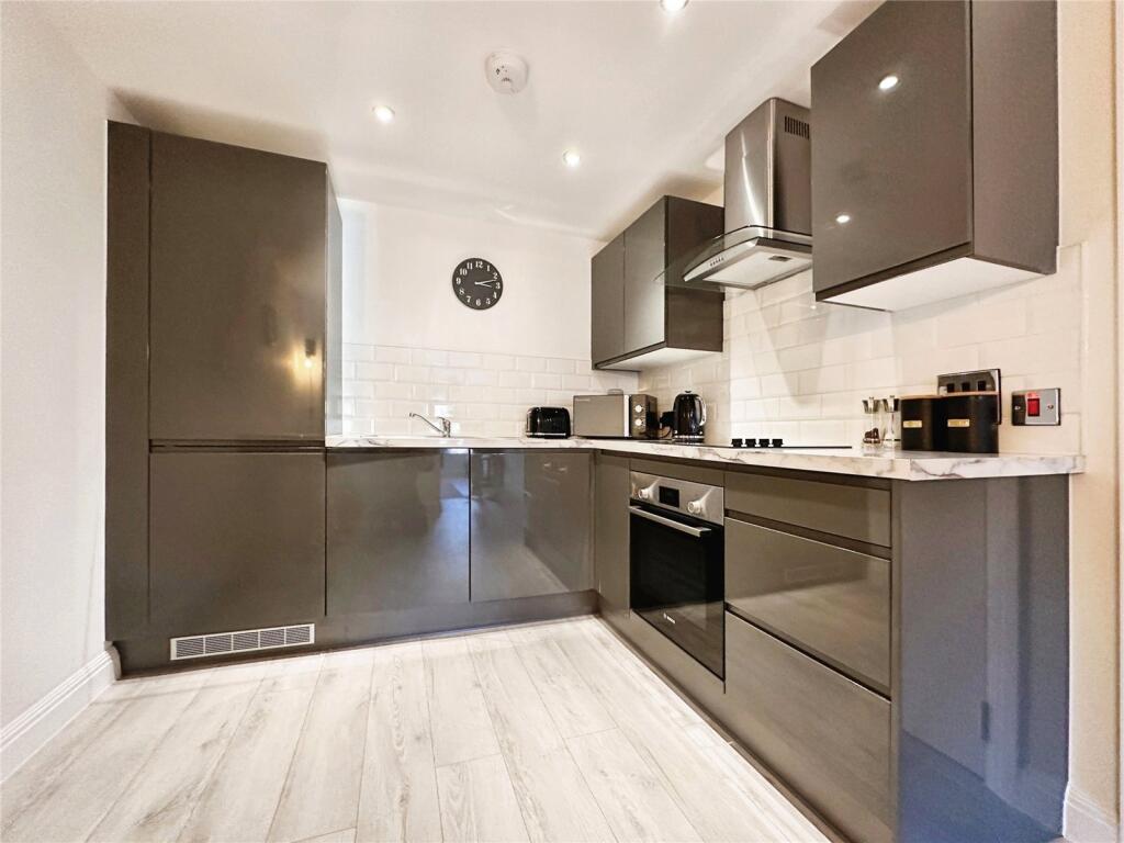 Fully Fitted Kitchen