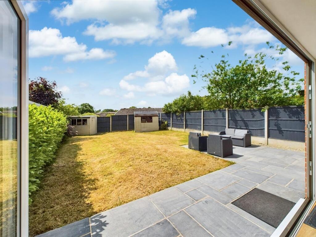 STUNNING GARDEN.jpeg