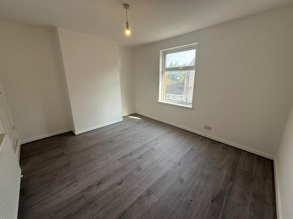 124 frontroom.jpeg