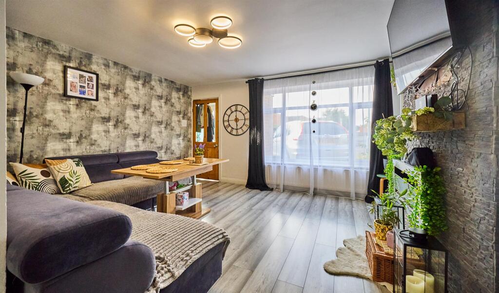 LOUNGE TO FRONT