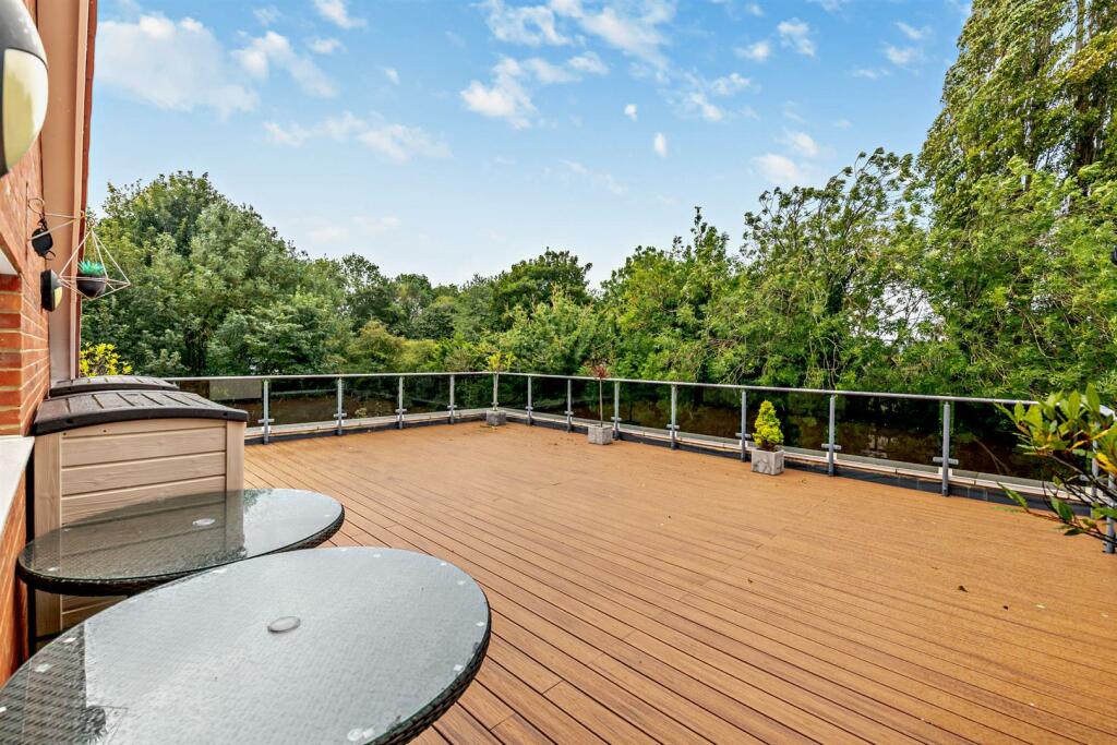 8570781-exterior13-800.jpg