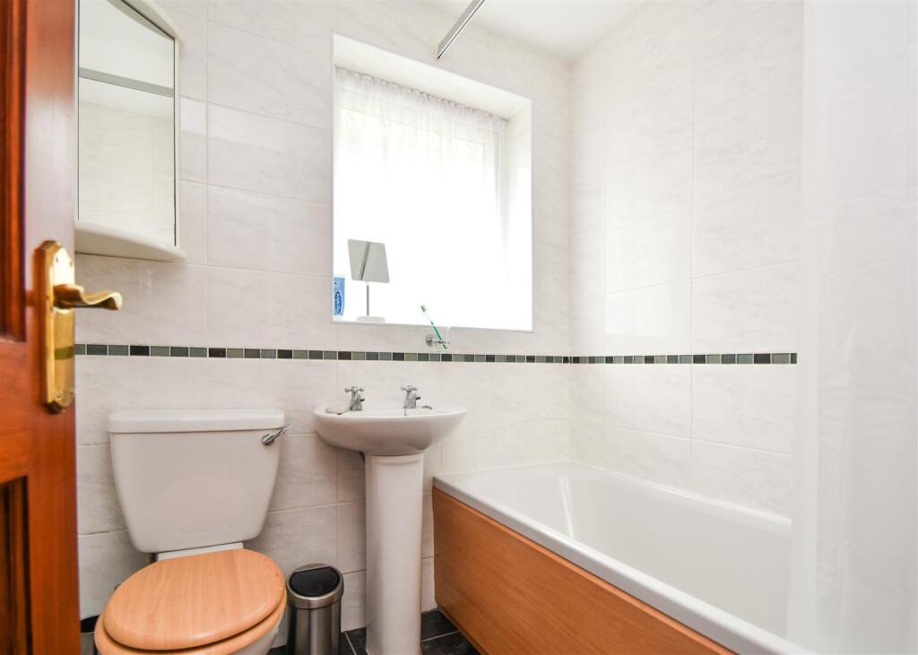 11 Quendale - Bathroom.jpg