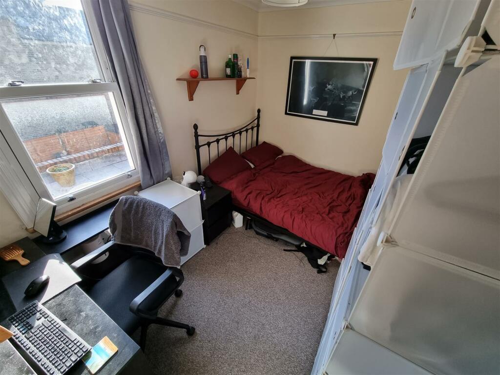 147 tooting High Street Double Bed Five.jpg