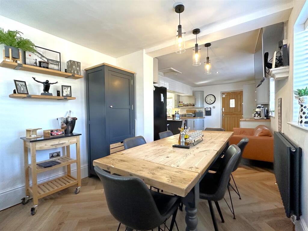 Dining Room Through To Kitchen Space 302