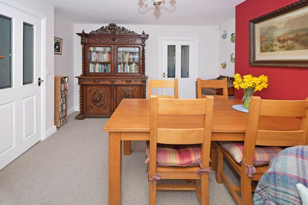 Dining to rear