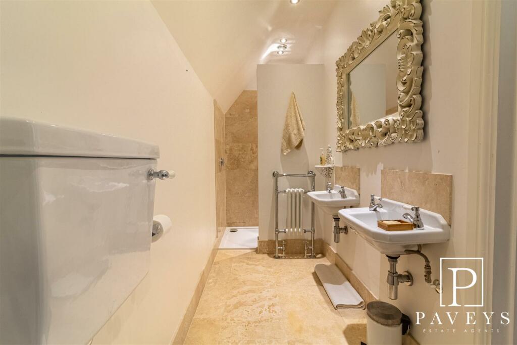 EN-SUITE TO MASTER BEDROOM