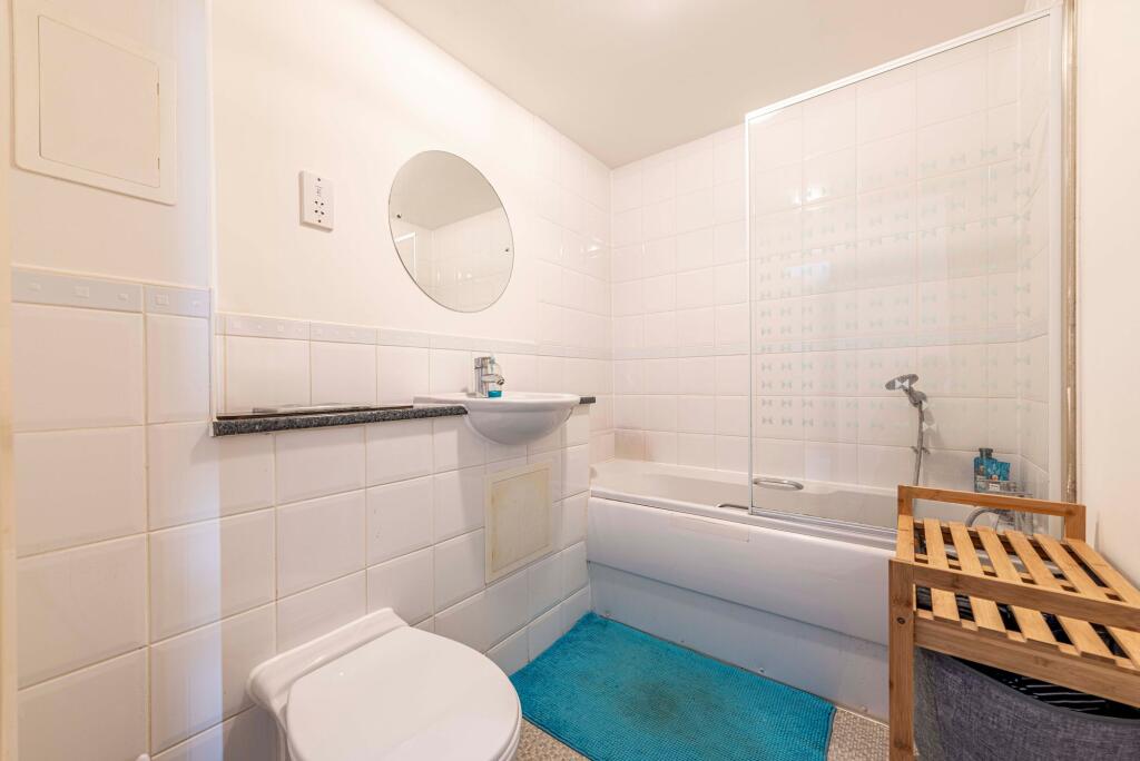 Bathroom W.C (1)