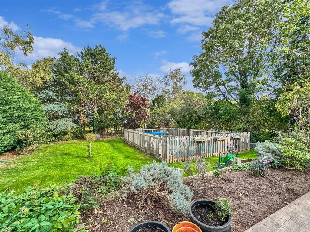 Rear Garden With Swimming Pool 924