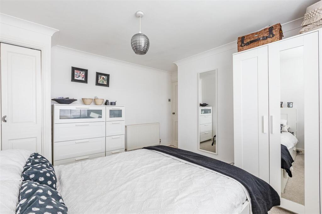 51 Hart Road, KT14 7NJ - 13.jpg