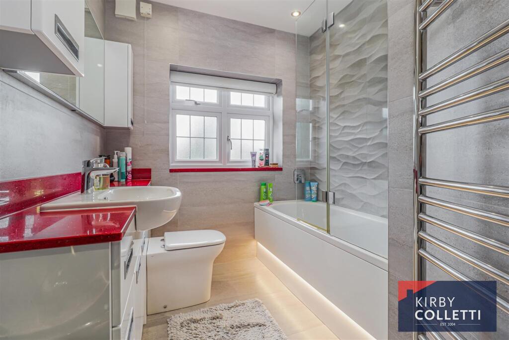 FAMILY BATH/SHOWER ROOM