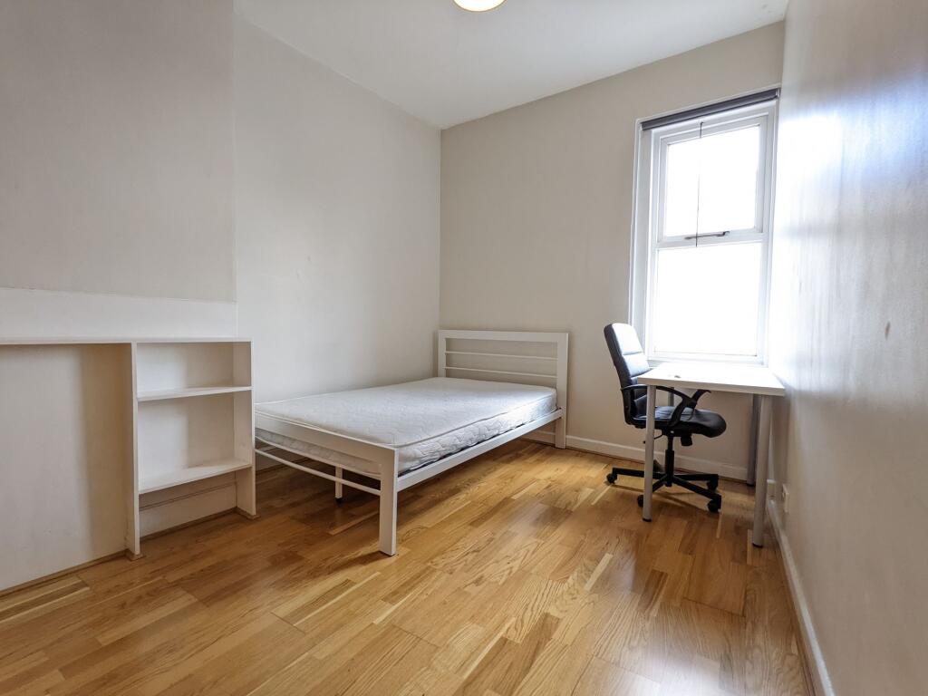 Bright, simply furnished single bedroom with wo...