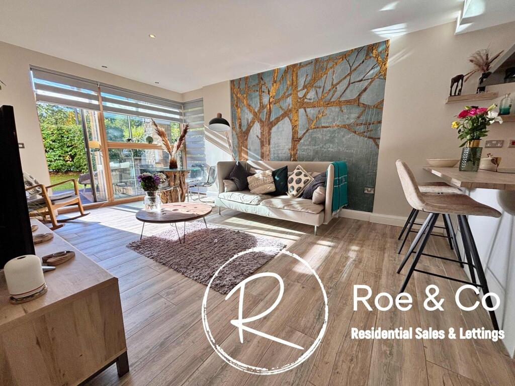 Living room/kitchen/dining room