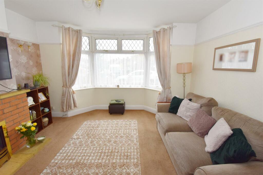 Lounge bay window to front.jpg