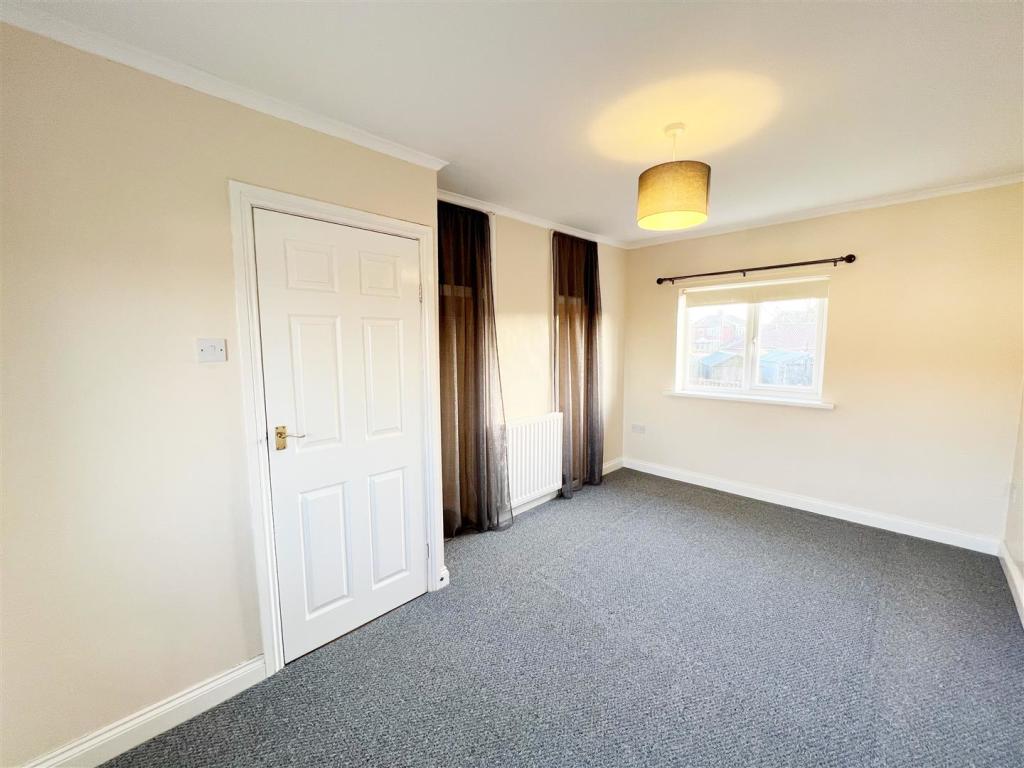 Bedroom 1 pic 1.jpg