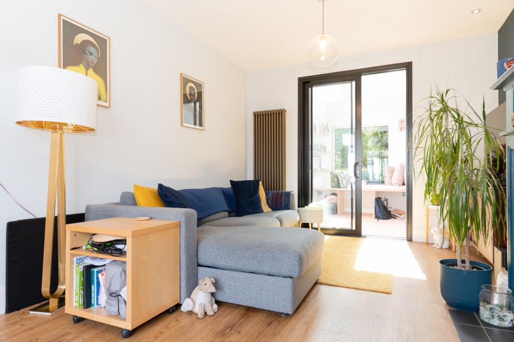 KITCHEN DINER AND LOUNGE