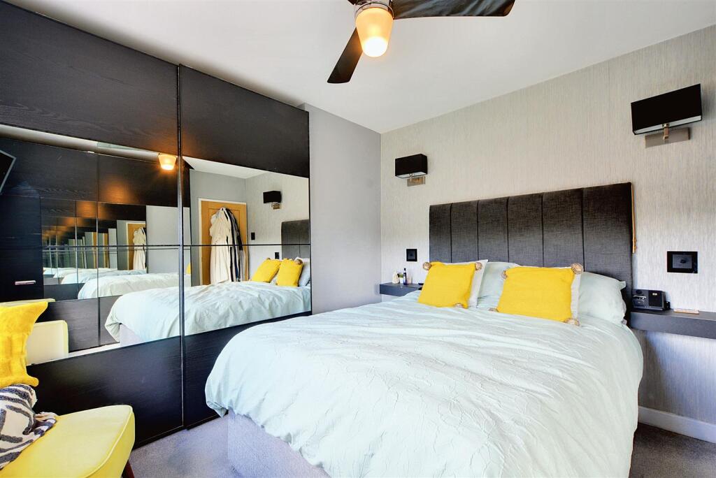 Bedroom 1_2.jpeg