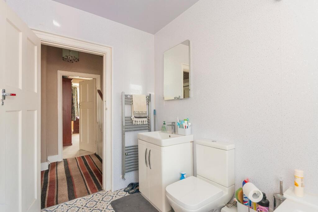 7S1R6EE - Bathroom A.jpg