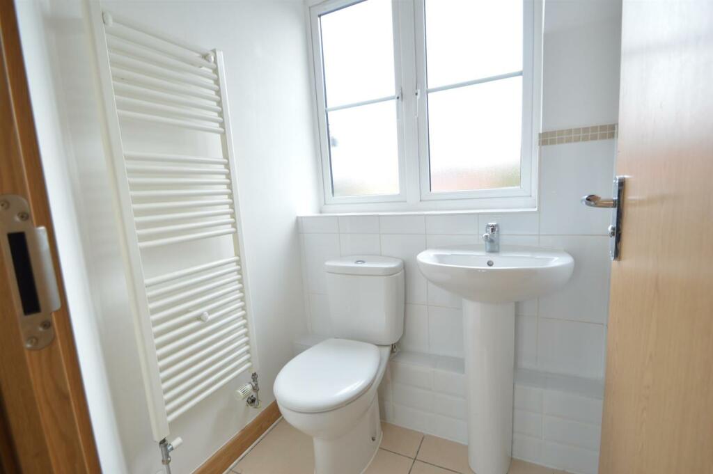 EN-SUITE SHOWER ROOM