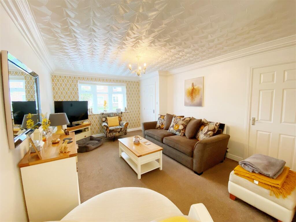Lounge pic 4.jpg