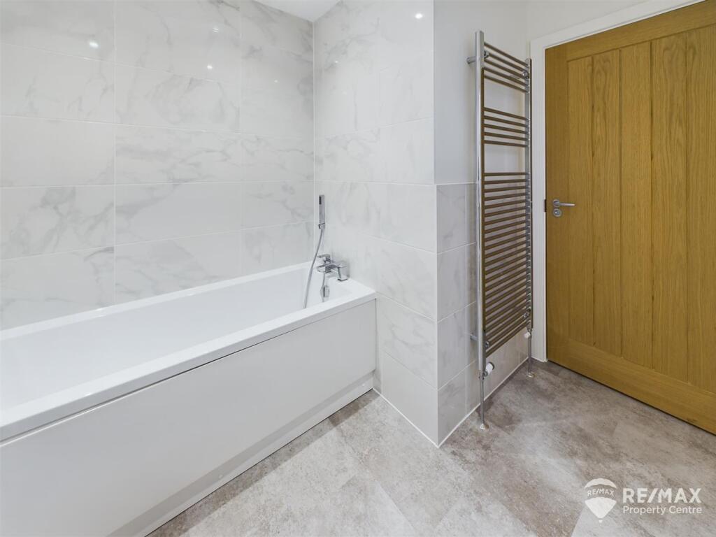 Bathroom (2).jpg