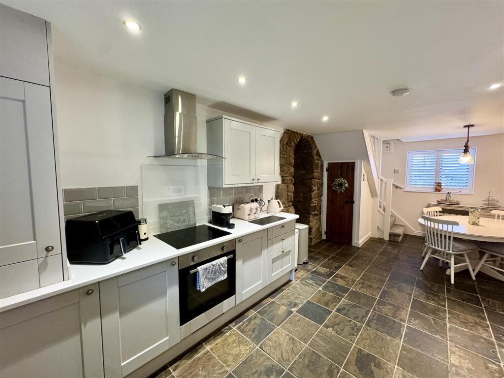 KITCHEN/DINING ROOM
