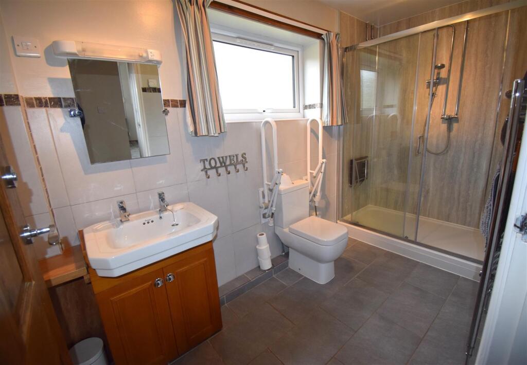 Downstairs bathroom .JPG