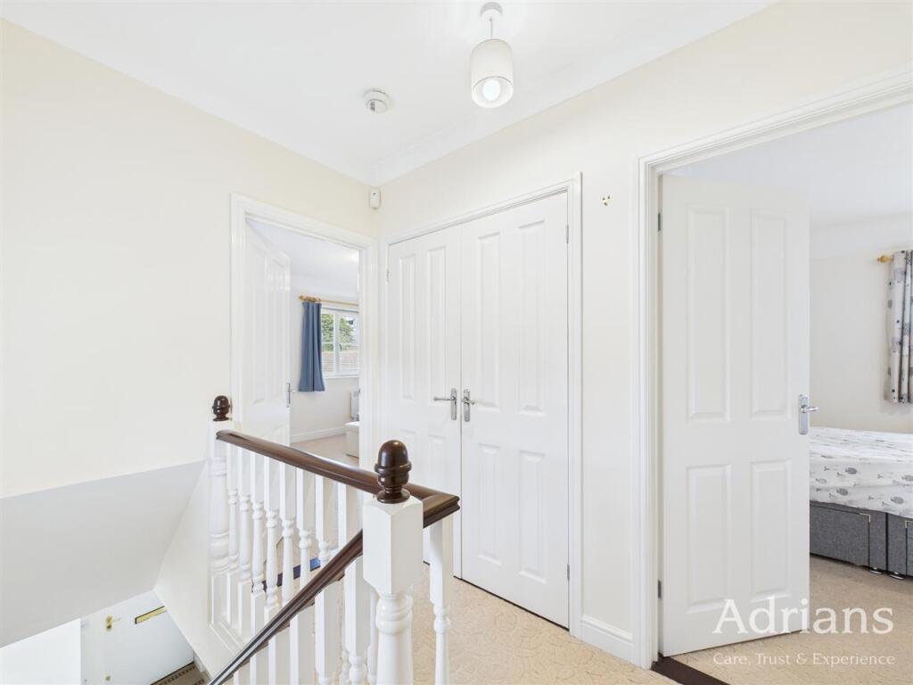 FIRST FLOOR LANDING