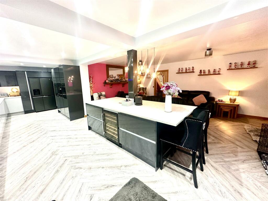 KITCHEN/FAMILY/DINING ROOM