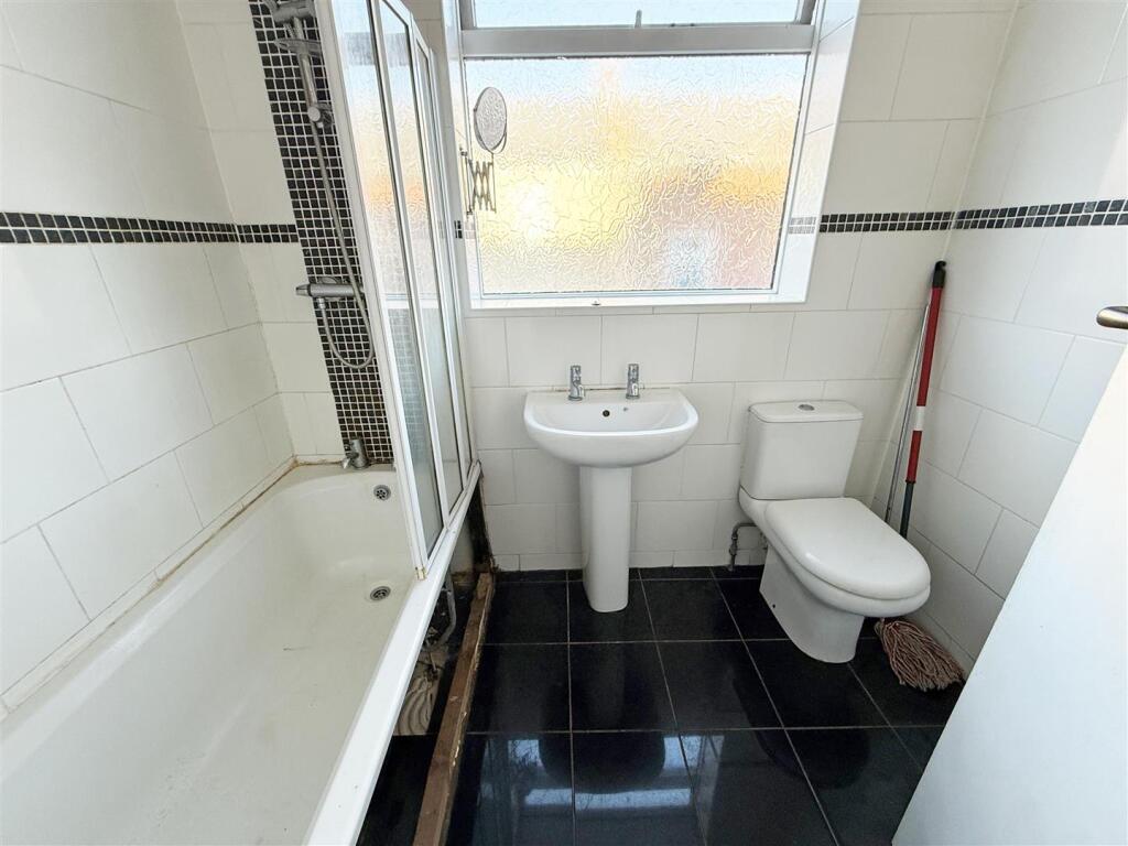 Waldo Street Bathroom.jpg