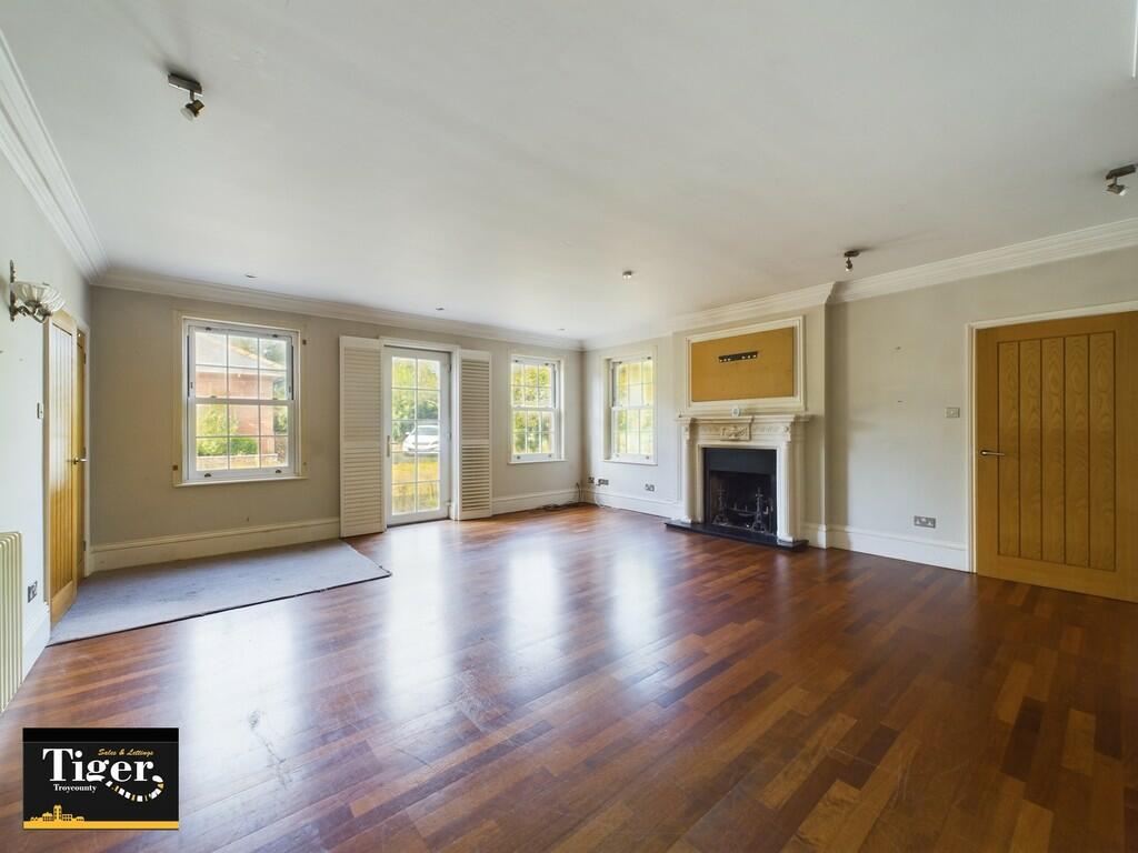 CAM02176G0-PR0329...