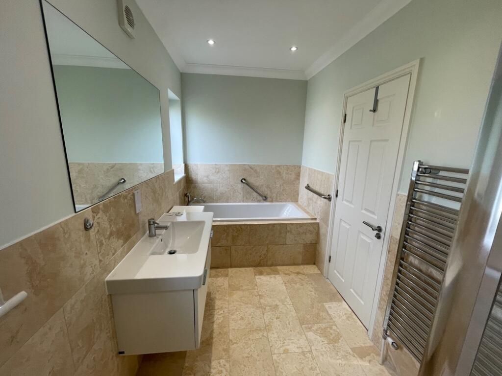EN SUITE