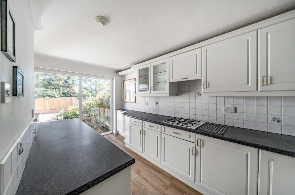 1360065-4-68dbe22...