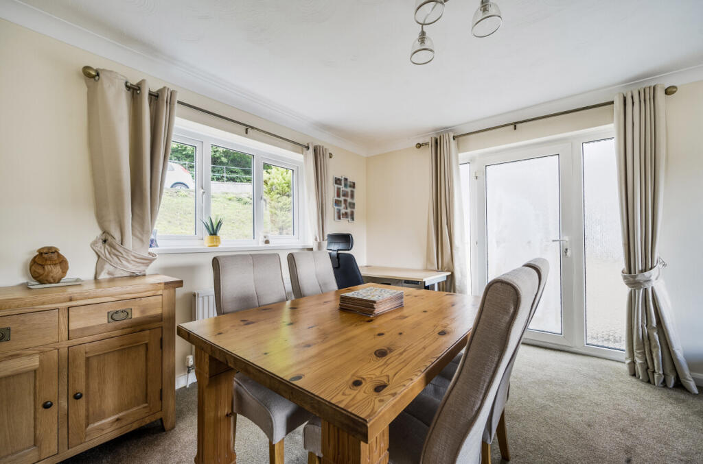 1349375-5-68bae5f...