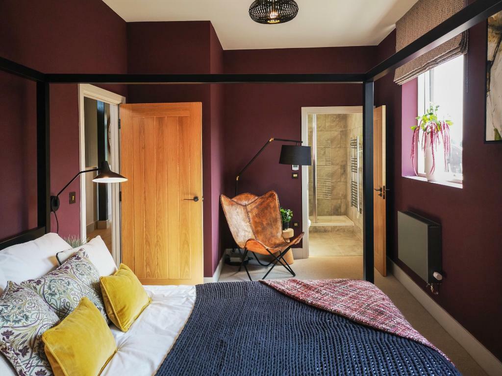 Main bedroom and en suite shower room