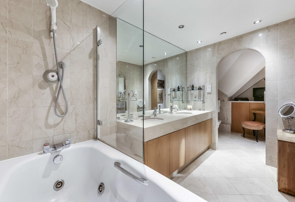 Main bathroom (en-suite)