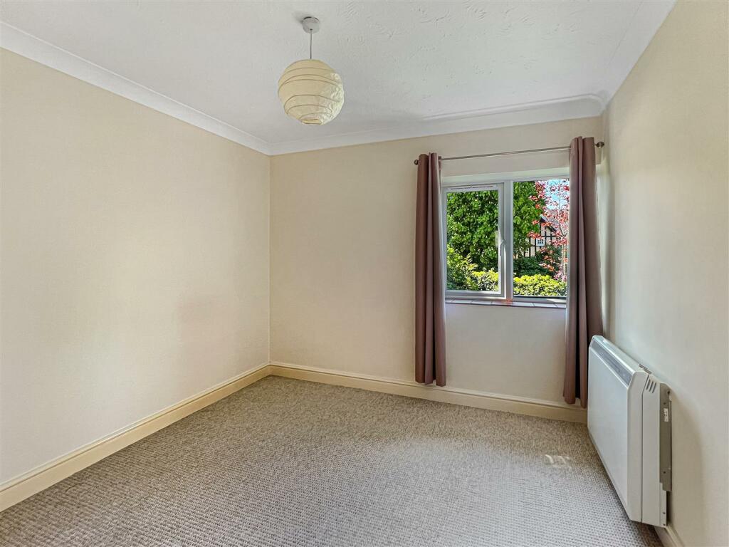 bedroom a.jpg