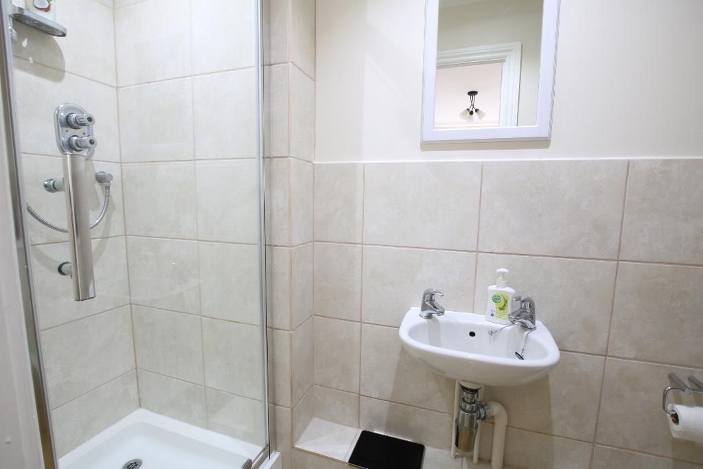 EN SUITE.JPG