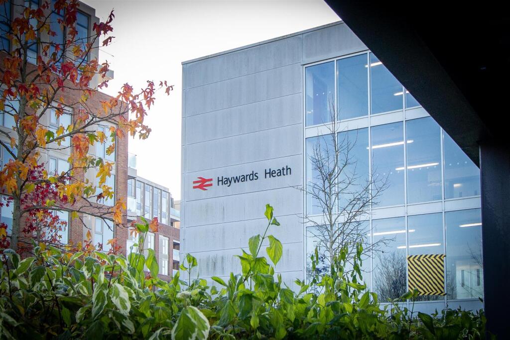 Haywards Heath Station.jpg