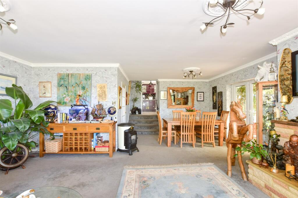 Lounge/Dining Room