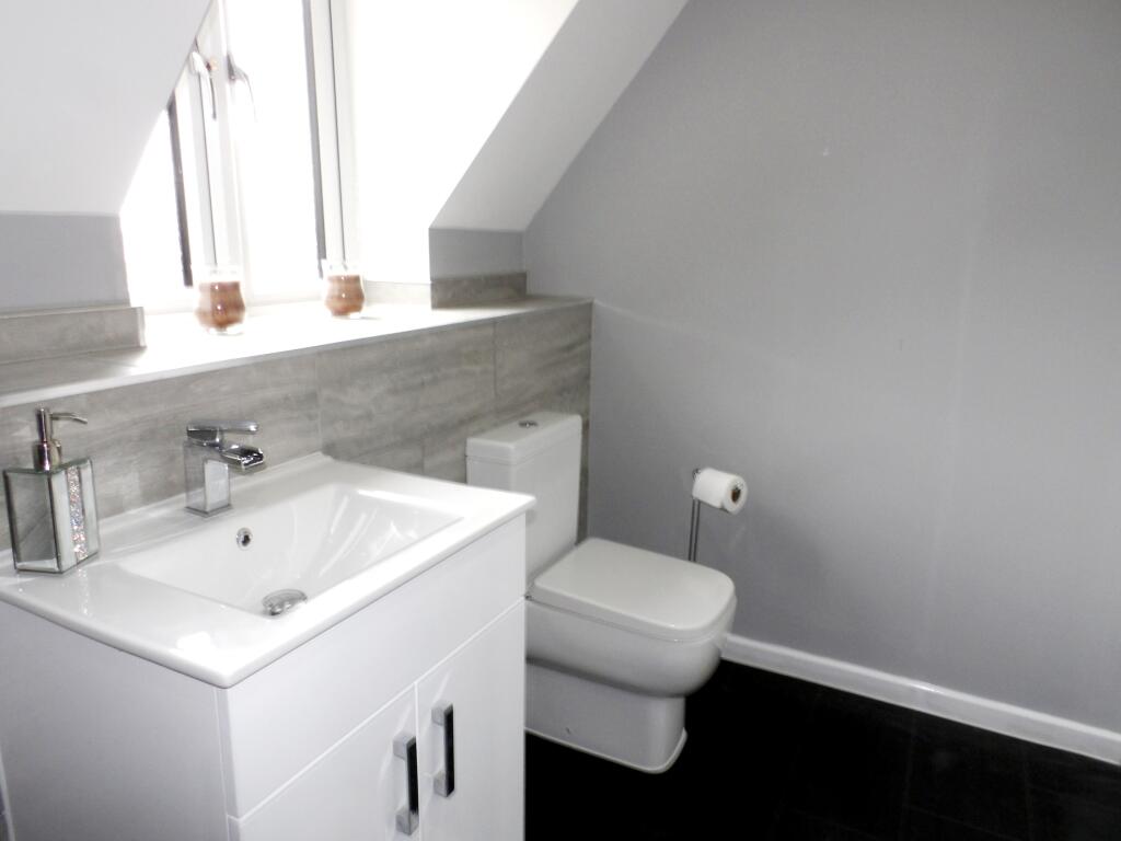 ADDITIONAL PHOTO OF BATHROOM