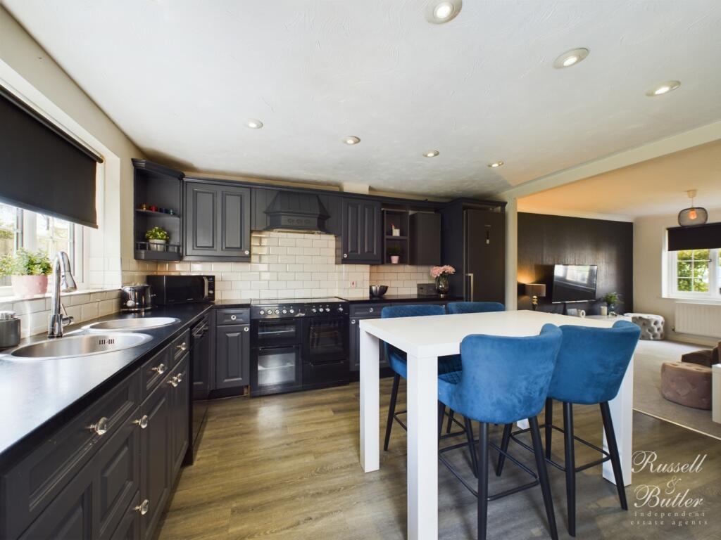 CAM01995G0-PR0204-STILL012