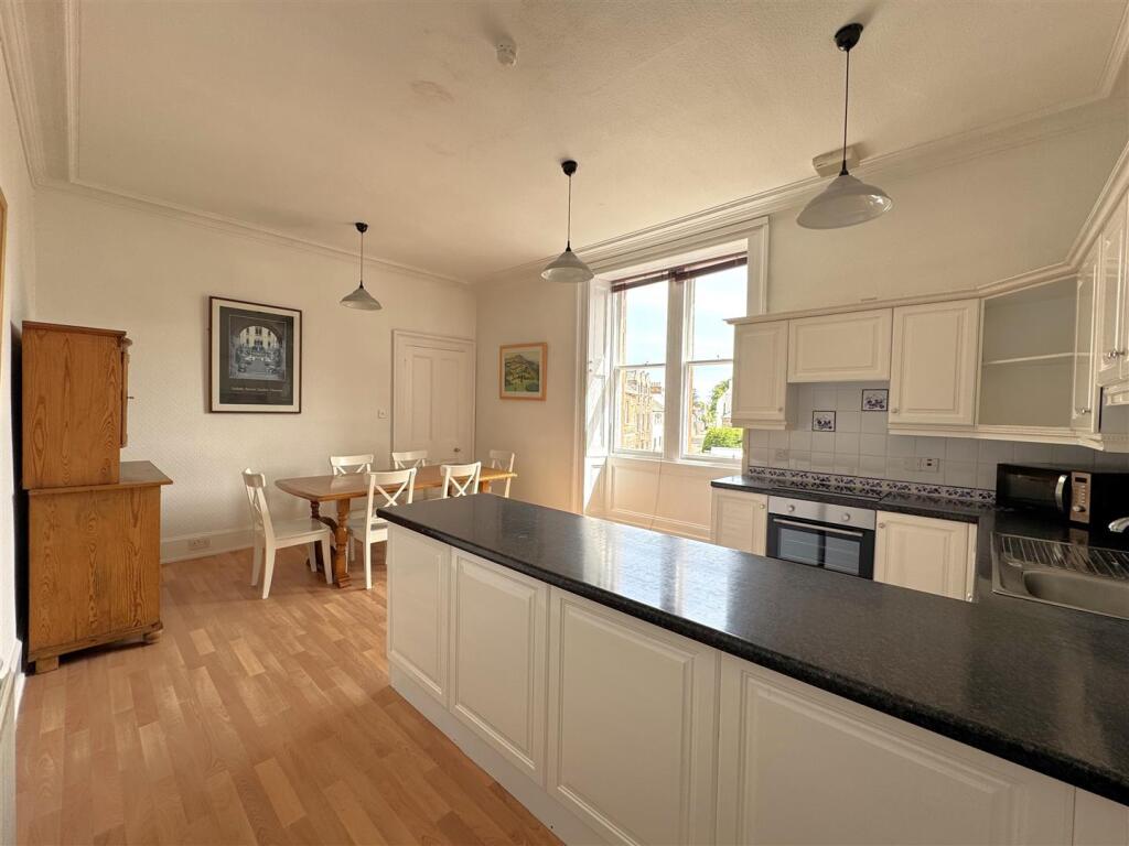 KITCHEN DINER 2.JPG