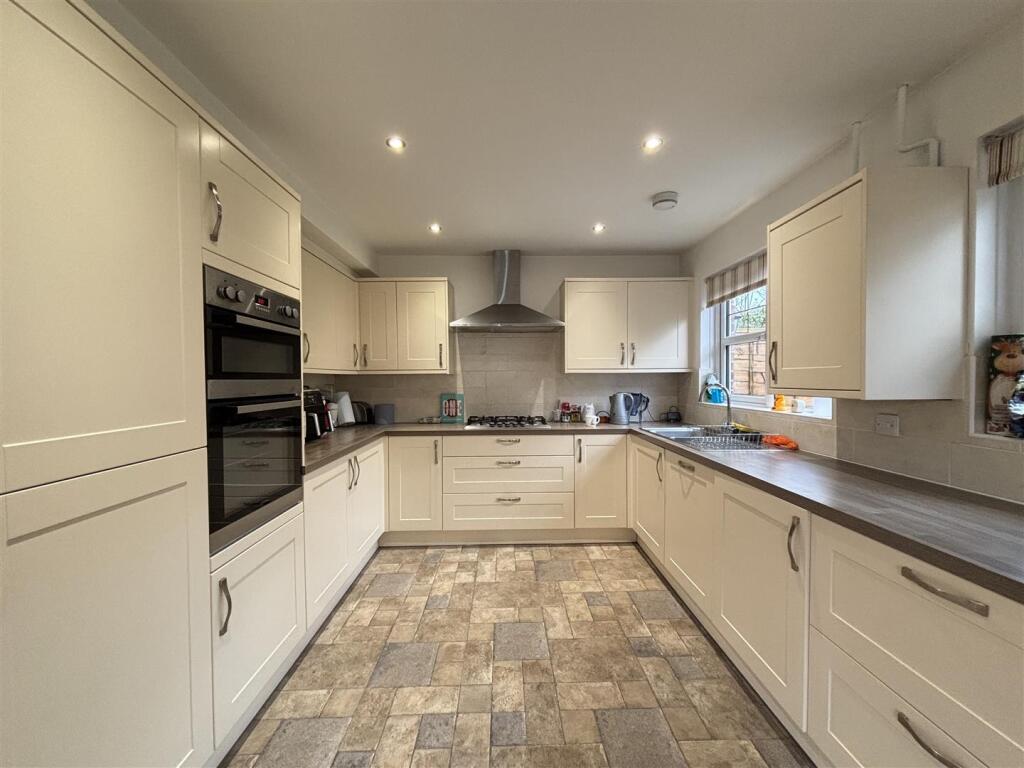 26 Cissbury Close - Kitchen.jpg