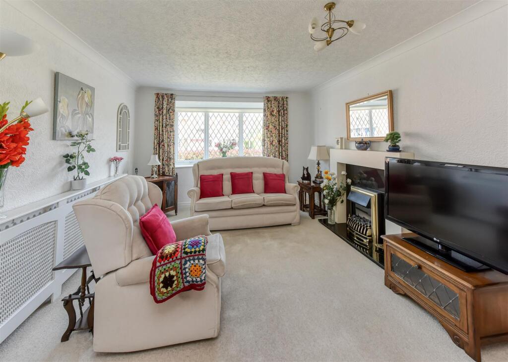 1 Oatlands Way-MAY25-lounge2.jpg