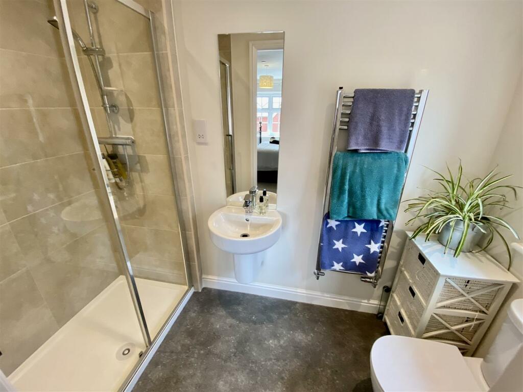 EN-SUITE SHOWER ROOM