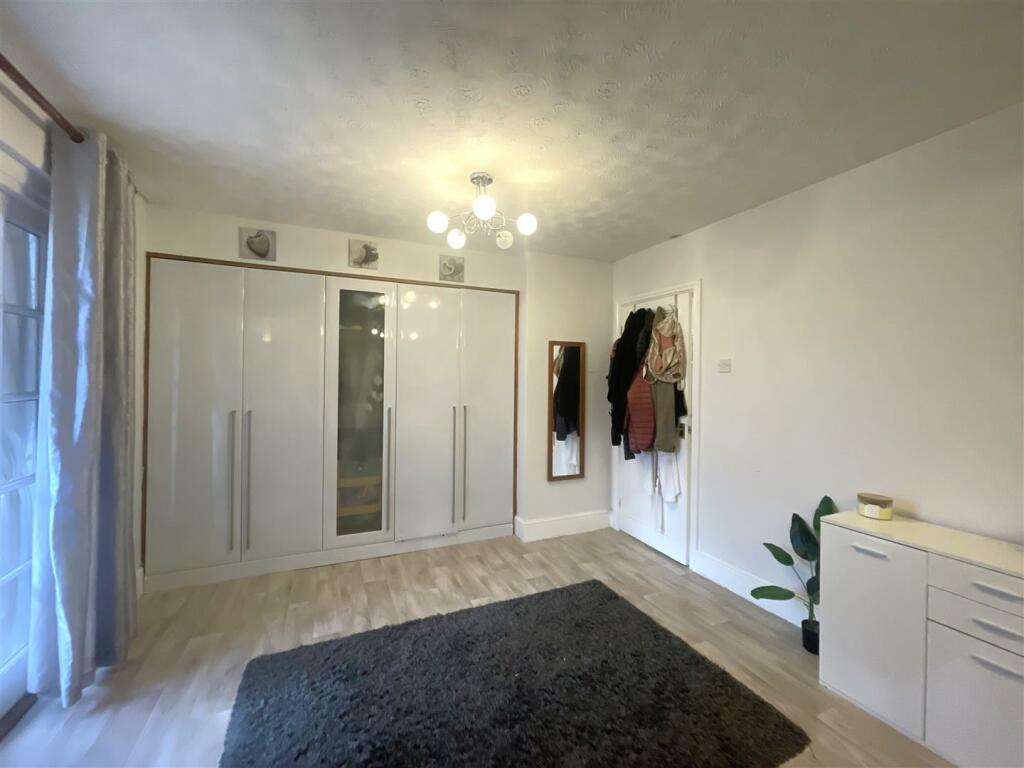 Bedroom 1 (2).jpg