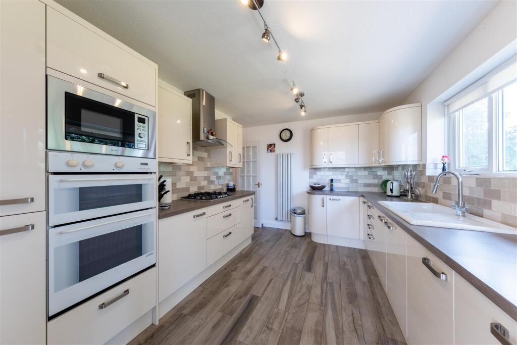 9 Orchard Dene-004.jpg