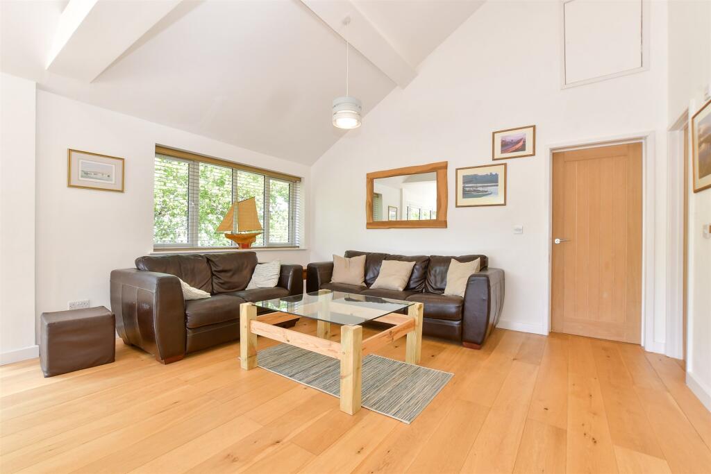 Lounge/Dining Area